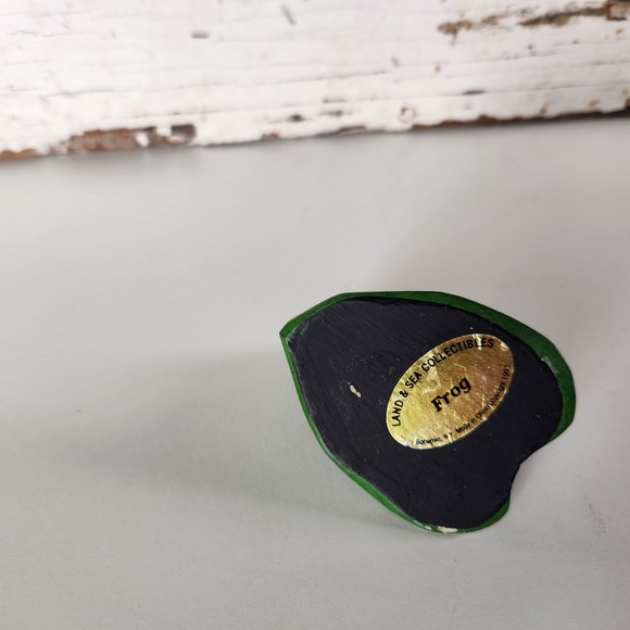 VTG 1993 Land & Sea Collectibles Frog on a Lily Pad Green- Realistic Frog Figure - Picture 8 of 10